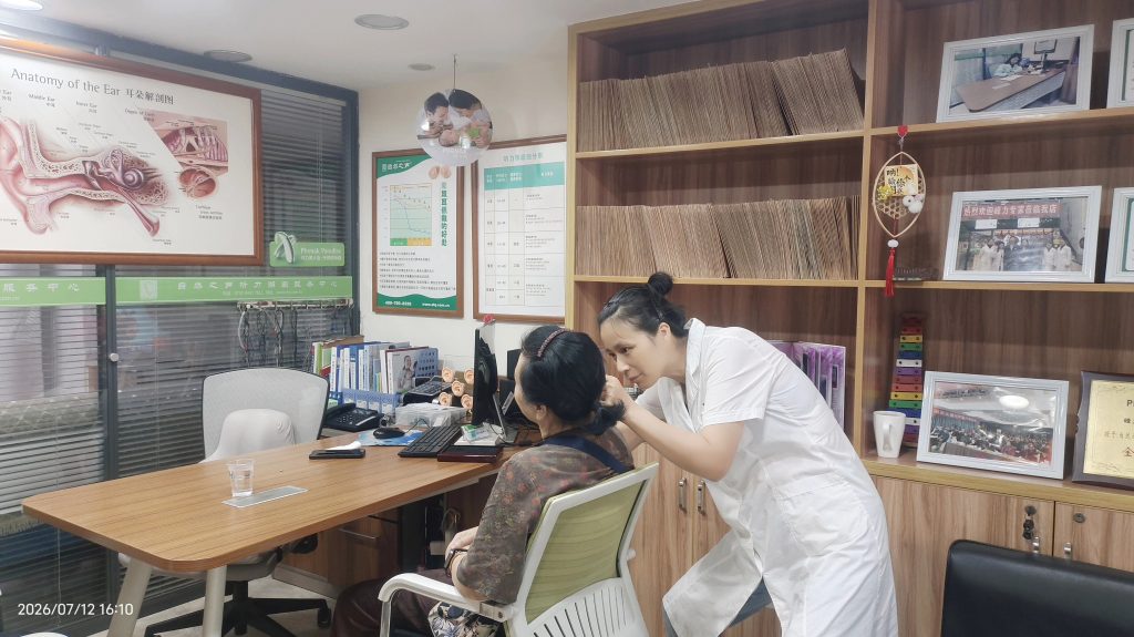 长沙湘雅附一店四级助听器验配师-陈丽英工作场景