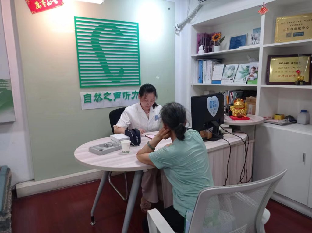 长沙劳动路老店四级助听器验配师-贺丽工作场景照片