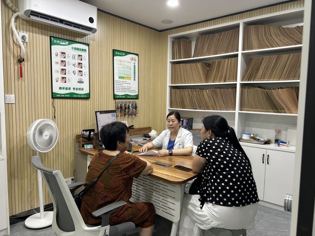 自然之声长沙袁家岭老店国家三级验配师李小霞为用户提供听力验配咨询