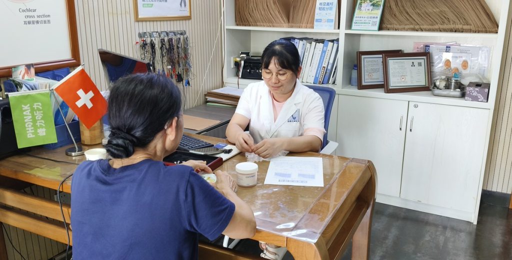 岳麓区西站店四级助听器验配师-罗婷工作场景照片