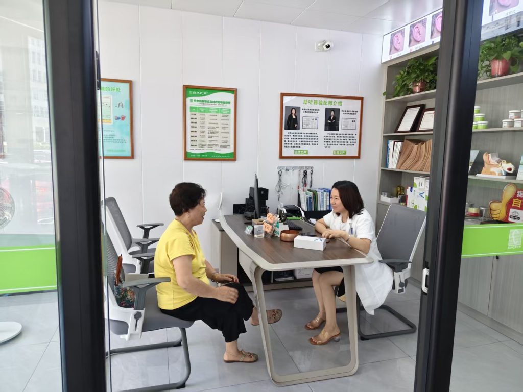 长沙湘雅附三店四级助听器验配师-彭辉工作场景照片